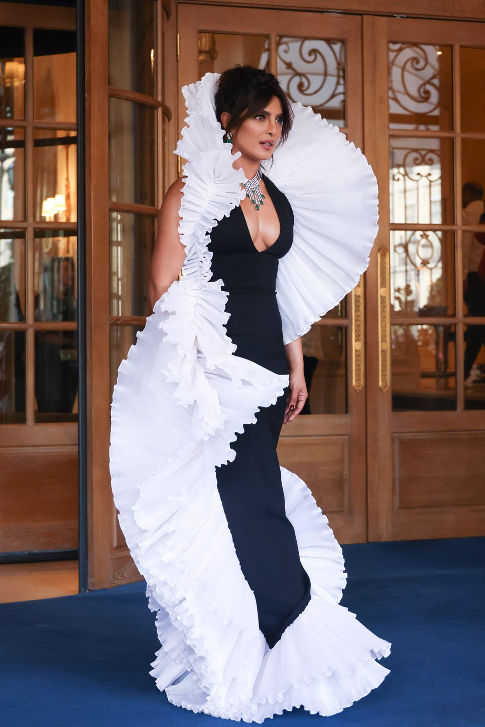 Megállt a levegő Priyanka Chopra körül ebben a drámai, pazar ruhában