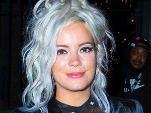 Lily Allen semmit nem bízott a fantáziánkra, megmutatta mellbimbóját "ruhájában"