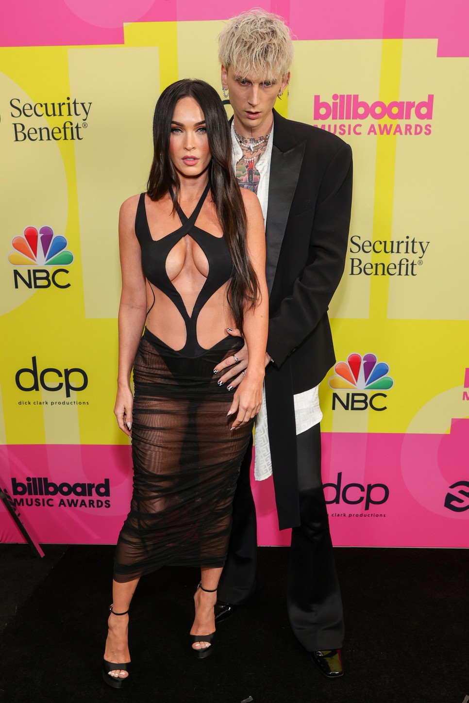 Megan Fox Muglerben a 2021-es Billboard gálán Machine Gun Kelly-vel
