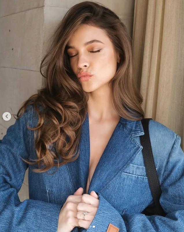 A modell simán bevállalja a pikánsabb szetteket