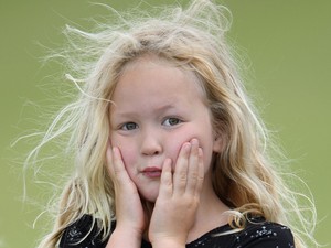 Ez a hétéves kislány lett a közellenség: ellökte a kis György herceget