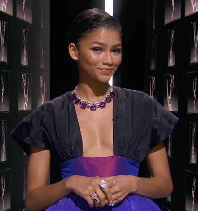 Habcsók-szettben robbant be a színpadra Zendaya, mielőtt átvette volna a díját