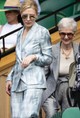 A vörös szőnyegen Cate Blanchett és Elizabeth Stewart stylist avantgárd megjelenésekkel rombolja le az elvárásokat, és teremt új stílust. Wimbledonban a páros egy témához illő, mégis impozáns megjelenést választott: kockás kosztümöt és napszemüveget.