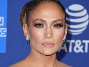 Hű: Jennifer Lopez álmaid kezeslábasában villantott