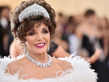 90 évesen is ragyoghat valaki a vörös szőnyegen! Joan Collins mindenkit elvarázsolt