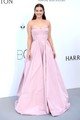 Hamisítatlan báltermi hangulat: a 2017-es cannes-i amfAR gálán Barbi ebben a fenséges, halványrózsaszín Prada estélyiben érkezett a Hotel du Cap-Eden-Roc-ba. A fűzős felsőrész és a pazar szoknyamegoldás az uralkodói udvarok klasszikus eleganciáját idézte.