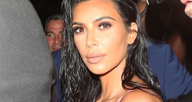 Kim Kardashian a világ legapróbb ruháját vette fel, hogy megmutassa extravékony derekát