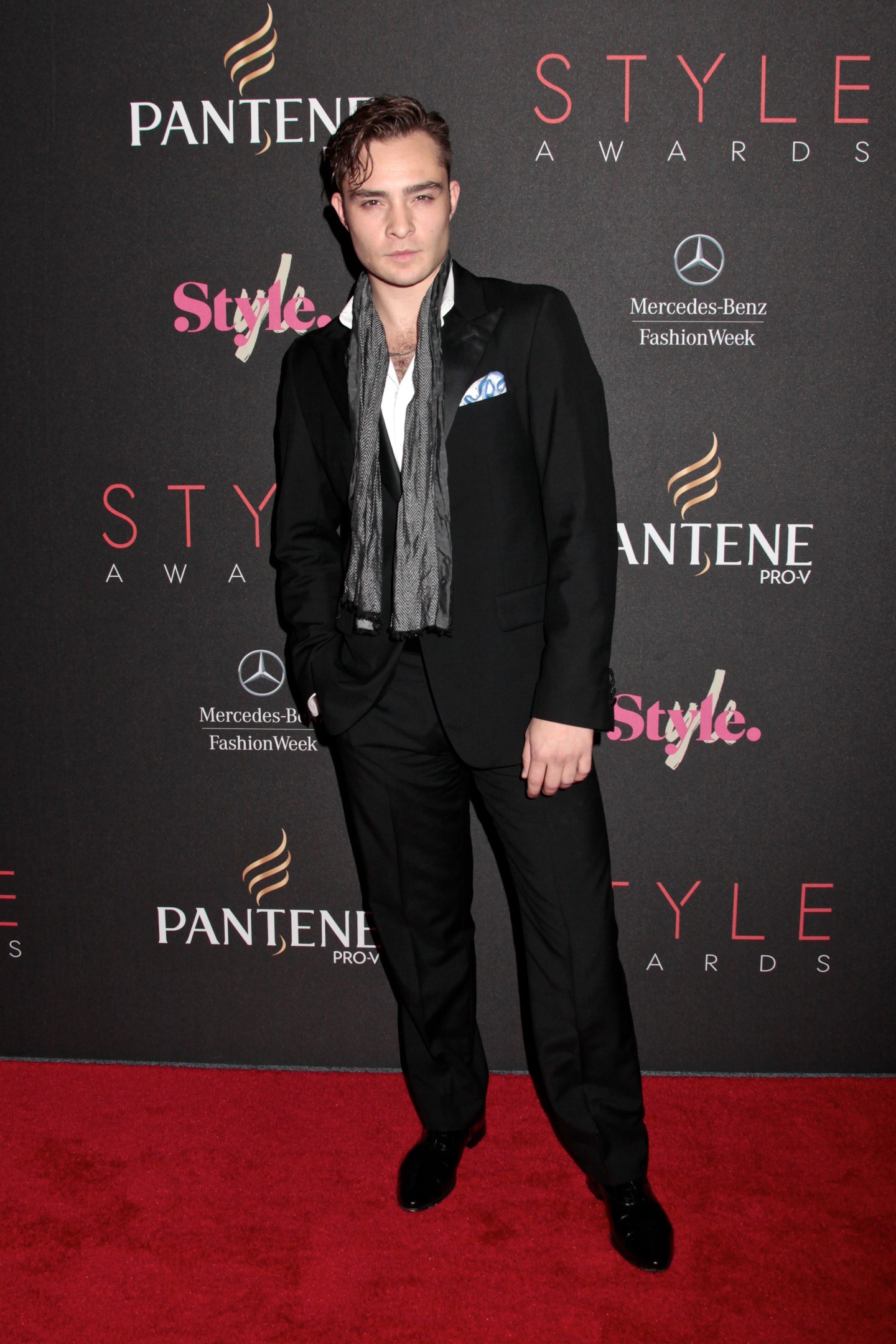 2012-ben járunk New Yorkban: Ed Westwick a 9. Style Awards-on jelent meg ebben a szívdöglesztő szettben.
