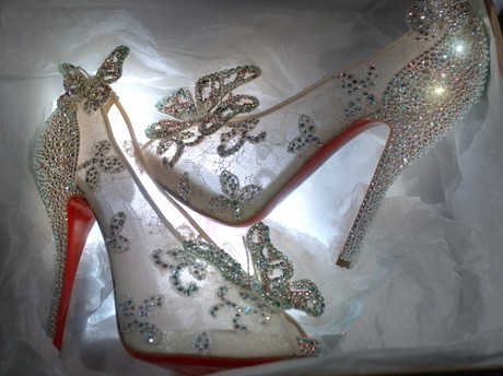 Íme a Louboutin Hamupipőke-cipellője
