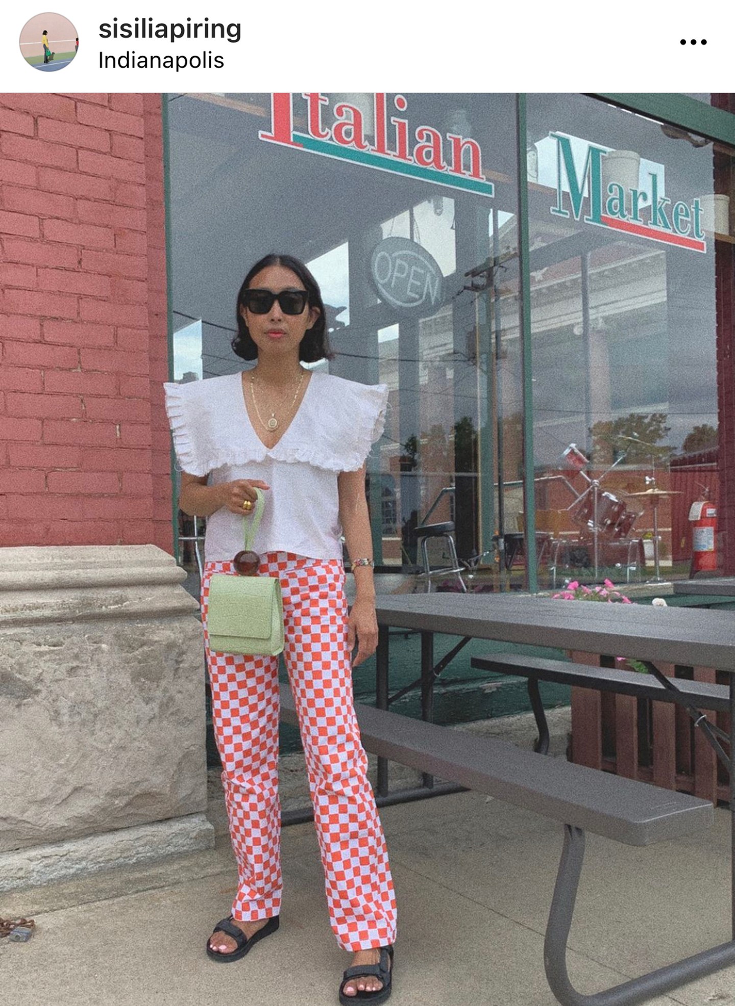 Sisilia Piring fotós is nagy rajongója ennek a trendnek: extravagáns, retro mintás ruhadarabokkal dobja fel.