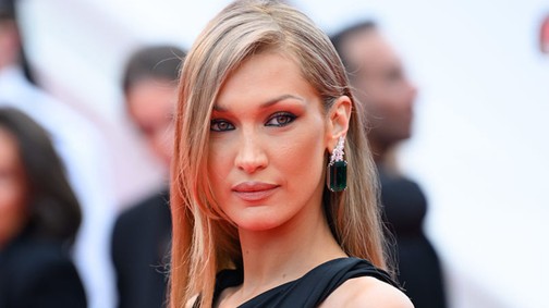 Bella Hadid arcpirító meztelenruhája nem sokat hagy a képzeletre, elképesztően merész darabot vállalt be