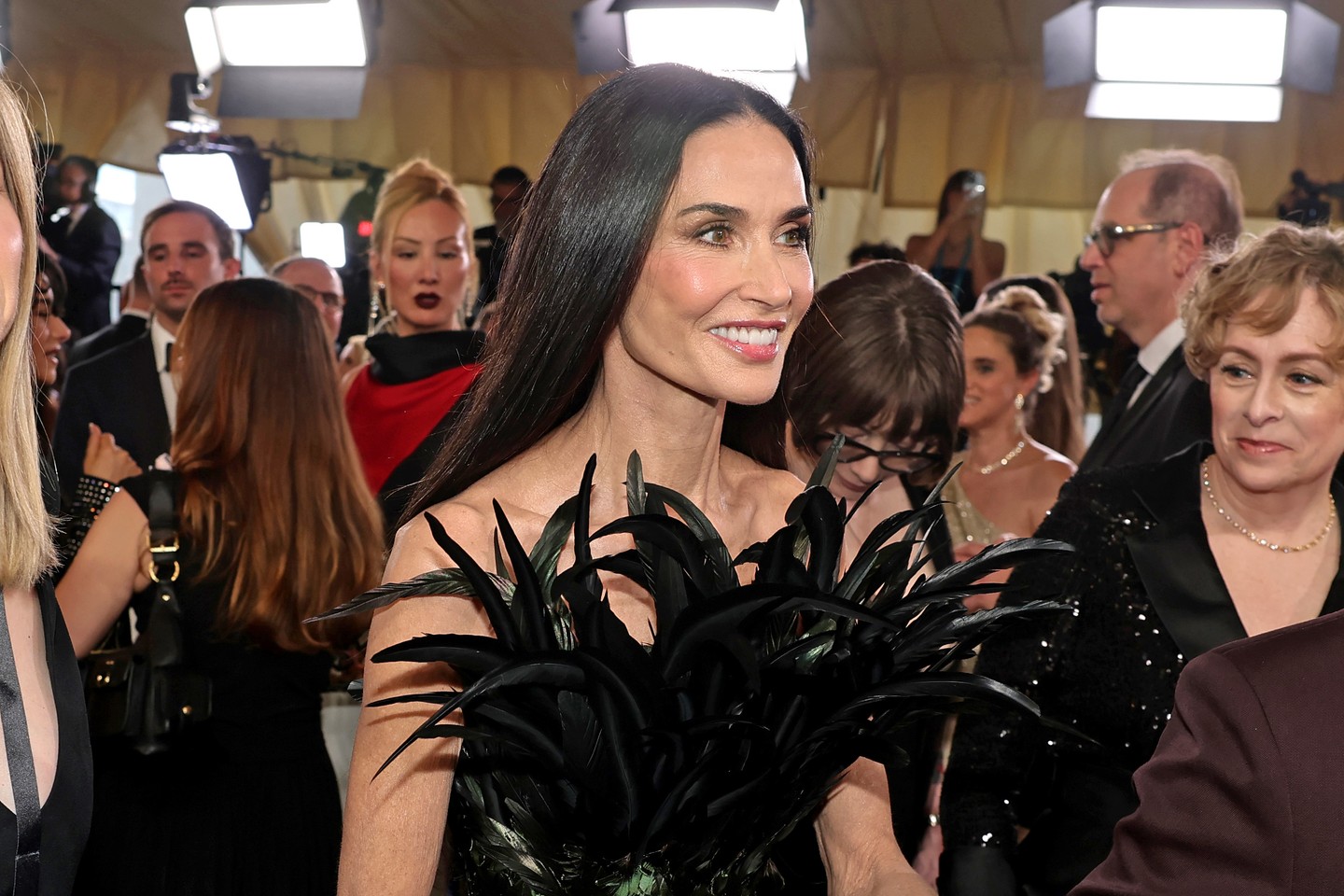 Egy évvel ezelőtt Moore-t jelölték a legjobb női főszereplő kategóriában, amelyet végül az Anora színésznője, Mikey Madison kapott. A ruhája után azonban idén is minden riporter nagy érdeklődést mutatott.