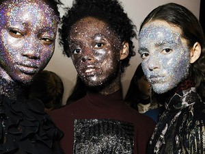 Félelmetes: csillám fedte el a modellek arcát a bemutatón!