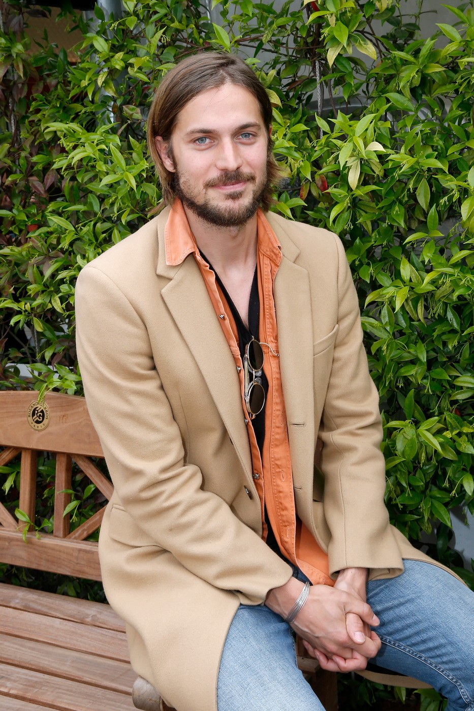 Ismerd meg Lucas Bravo-t, a tökéletes fantáziaszomszéd az Emily Párizsban sorozatból, a Netflix új sármőrje