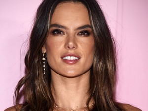 Ha feleslegesnek érzed magad, gondolj Alessandra Ambrosio melltartójára, ami semmit sem takar