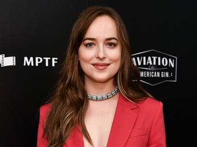 Dakota Johnson megint egy szál zakóban villant izgalmas dekoltázst
