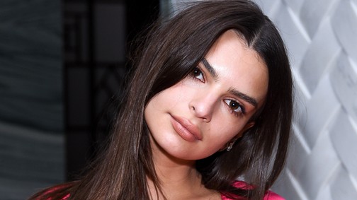 Sosem volt még ennyire visszafogott Emily Ratajkowski: egy rózsaszín habcsóknak öltözött