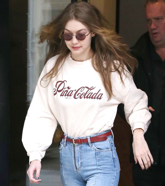 Gigi Hadid feliratos pulcsiban