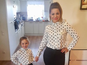 Judy és kislánya összeöltöztek az évzáróra