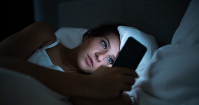 Ez történik a testeddel, ha a telefonoddal alszol el