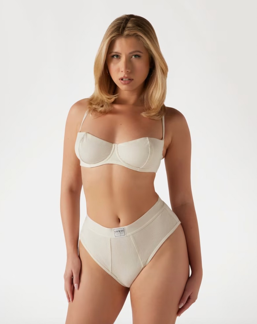 Melltartó és alsó GUESS 19 900 Ft, 11 900 Ft, GLAMOUR-napokon 14 992 Ft, 8992 Ft