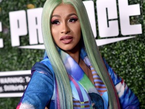 Ciki? Vicces? Cardi B egy köntösben ment a reptérre