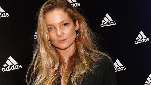 Nagyon forró Mihalik Enikő mell- és hasvillantós címlapja