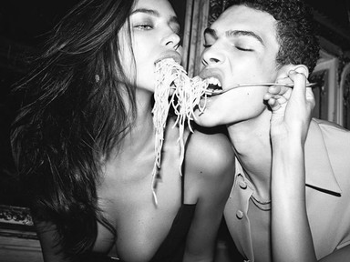 Egy marék tészta, és egy rák - csak ez takarja Bella Hadid meztelen testét