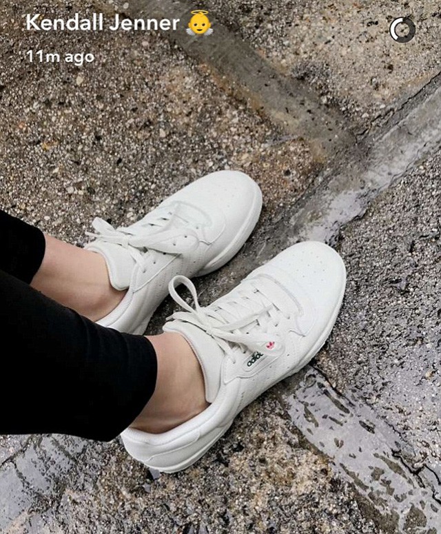 Kendall Jenner Adidas Calabasas cipőben