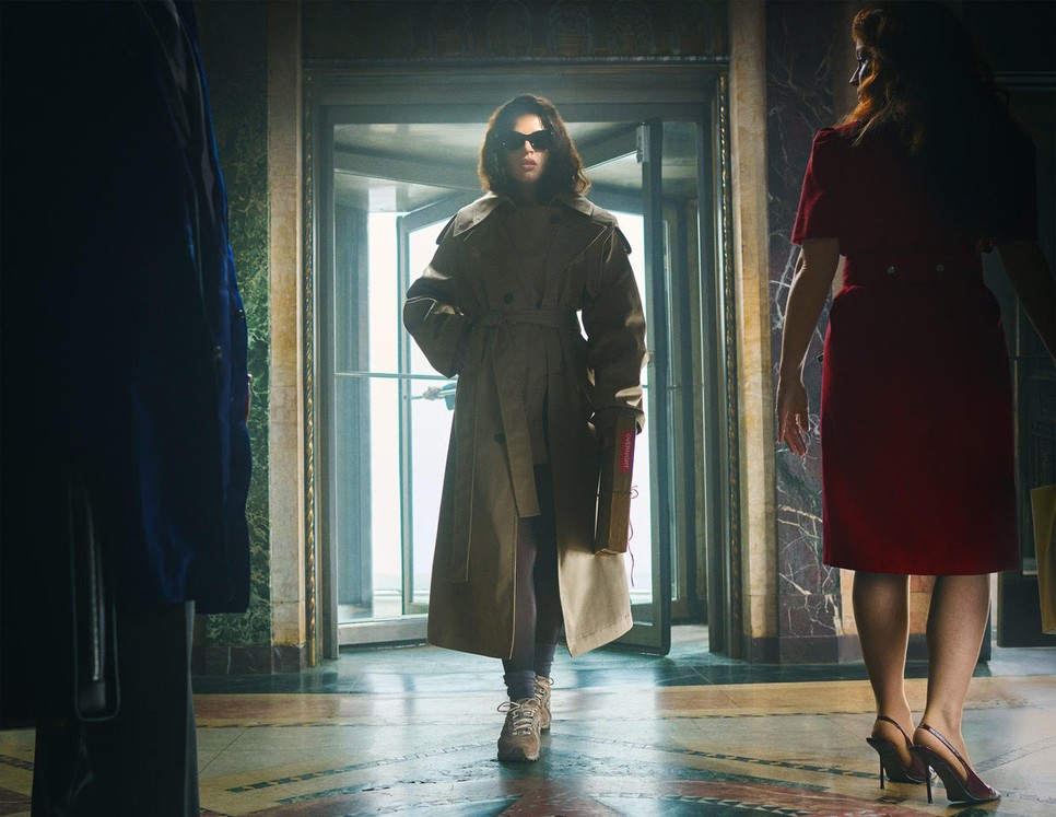 Rosalía megjelenése és karaktere új korszakot hoz a New Balance számára – a merész kreativitás, a kísérletező divat és a játékos önkifejezés korszakát.