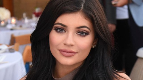 Kylie Jenner haját konyhai ollóval vágta le barátnője!