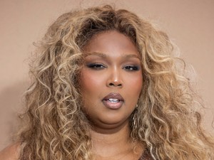 Lizzo bikinis fotóit minden olyan férfinak és nőnek látnia kellene, aki szerint még mindig a tökéletes alak a strandolás feltétele 