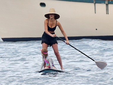 Jessica Alba fekete bikiniben élvezi a nyarat