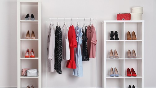 Így tartsd rendben a ruhásszekrényed, hogy könnyebben elkészülj reggel