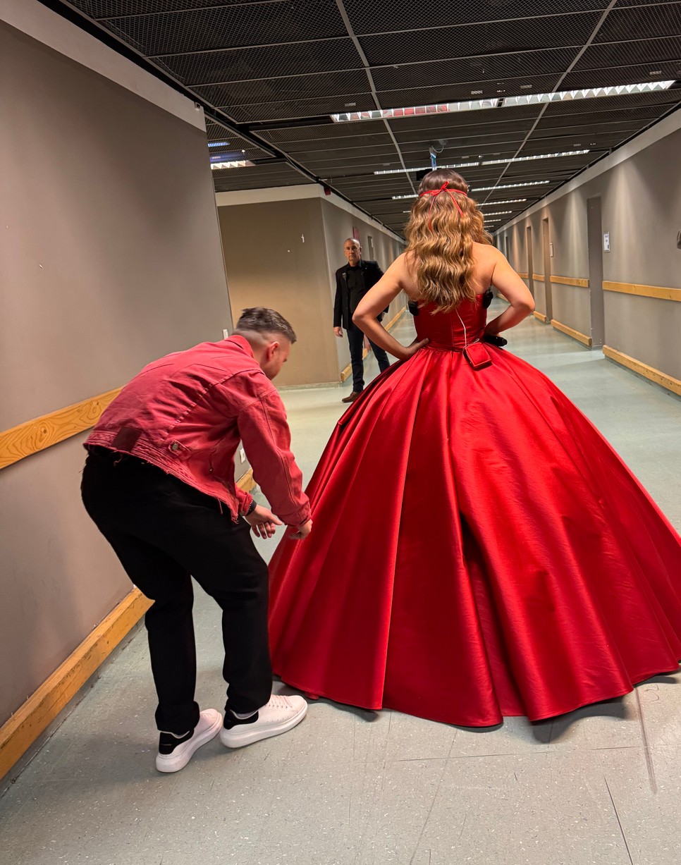 Ruzsa Magdi a színfalak mögött Demeter Riichárddal, a báliruhája tervezőjével