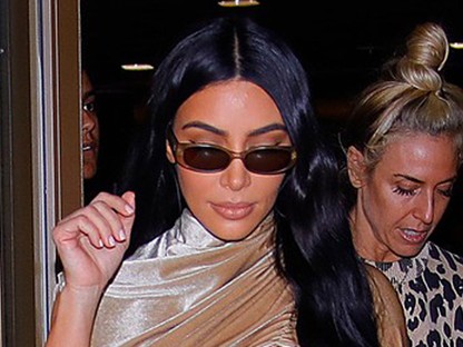 Kim Kardashian magára rántotta a karnist, de szerinte ez a divat