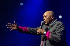 Quincy Jones (1933–2024) A legendás amerikai zeneszerző, trombitás és zenei producer 91 éves korában hunyt el. Pályafutása során több mint 80 Grammy-jelölést kapott, és 28 alkalommal nyerte el a rangos díjat. Olyan ikonikus albumok producere volt, mint Michael Jackson "Thriller" című lemeze.