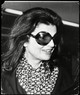 Jackie Kennedy egy ma már elmaradhatatlan, "rejtőzködő" napszemüvegben