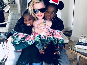 Így csomagolták ki ajándékaikat a cuki sztárcsemeték!