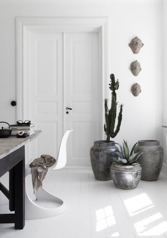 Pantone szék egy vintage hangulatú étkezőben 