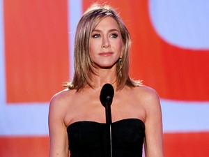Jennifer Aniston a világ legegyszerűbb ruhájában bizonyította be: a kevesebb több