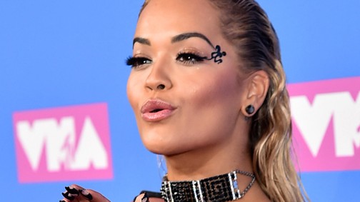 Rita Ora papagájnak öltözött koncertjén
