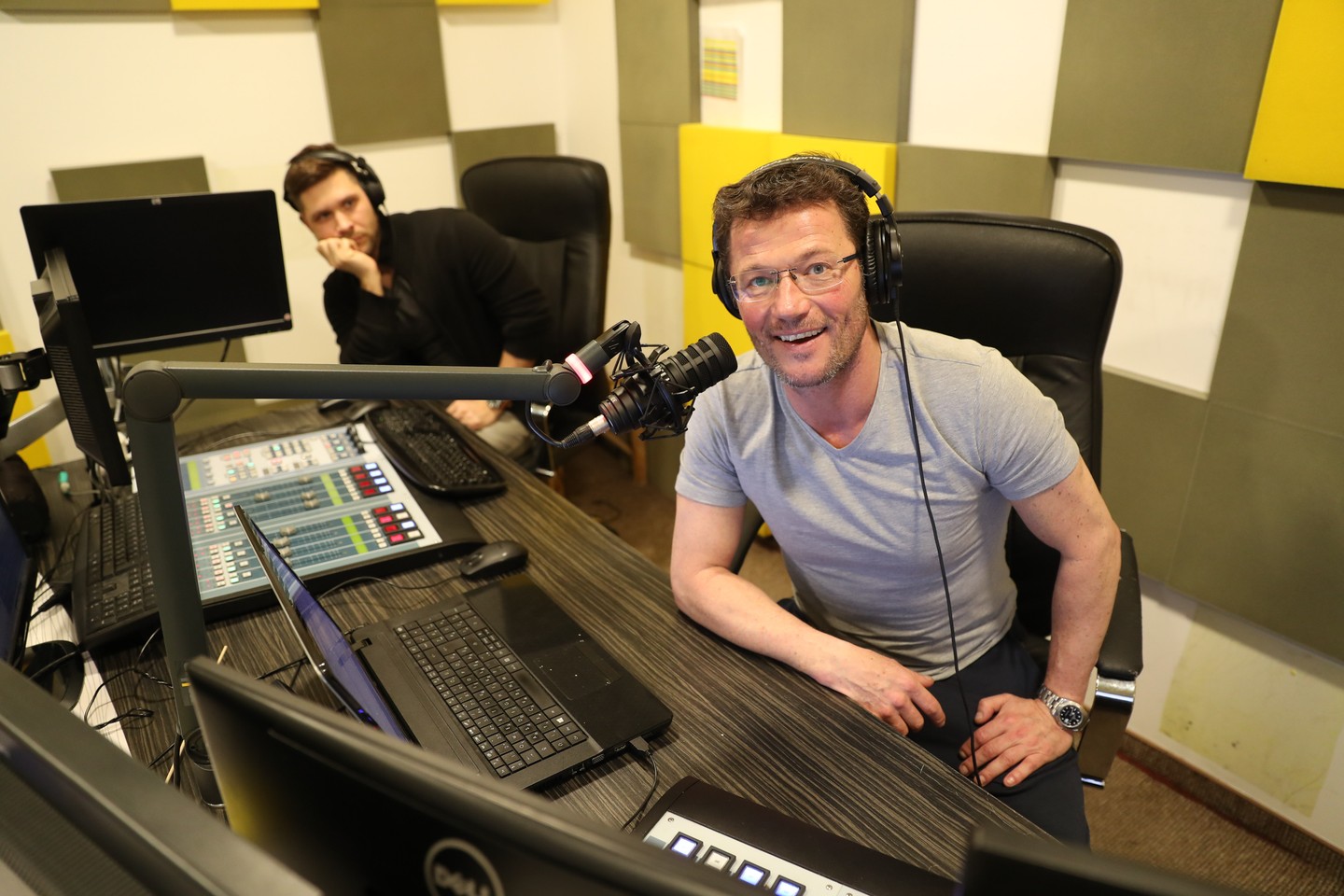 Stohl András egy ideig rádiósként is dolgozott, vezette például a Class FM Morning Showját is.