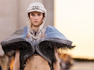Utópiát megidéző ruhaköltemények: Ilyen volt a Louis Vuitton Cruise 2023 show