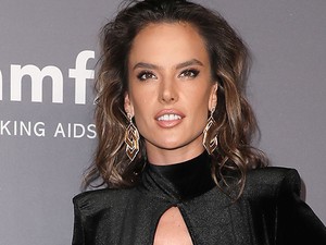 Hű: Mellbedobással érkeztek a Victoria´s Secret modellek az amfAR gálára