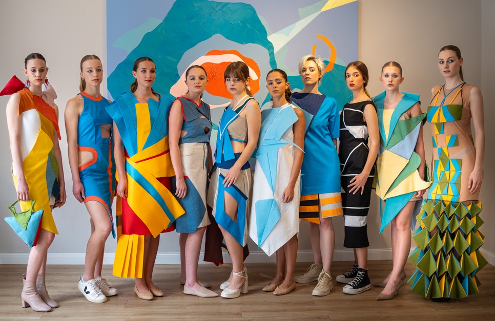Az ARTcollection2024 döntőbe jutott 10 kreációja. Az őket bemutató modellek: Dorina, Bogi, Kinga, Gitta, Dóri, Mimi, Laura, Zselyke, Tatjána és Berni