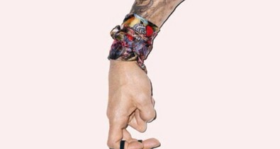 Terry Richardson agyontetovált keze kell a luxusmárkának