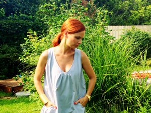 Dobó Kata hosszú lenge ruhában küzd a hőséggel