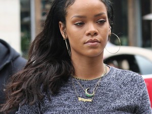 Rihanna vörösre festette a haját