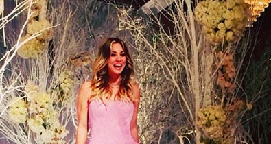 Kaley Cuoco rózsaszínben esküdött szilveszter napján!